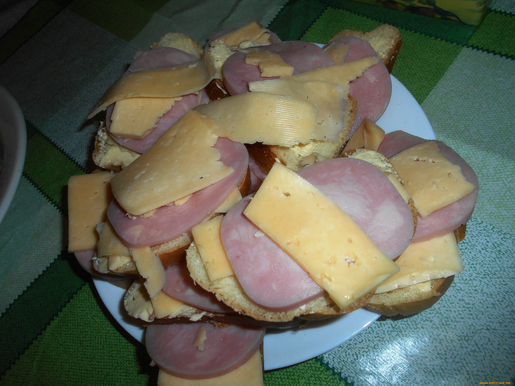 Бутерброд с колбасой вид сверху